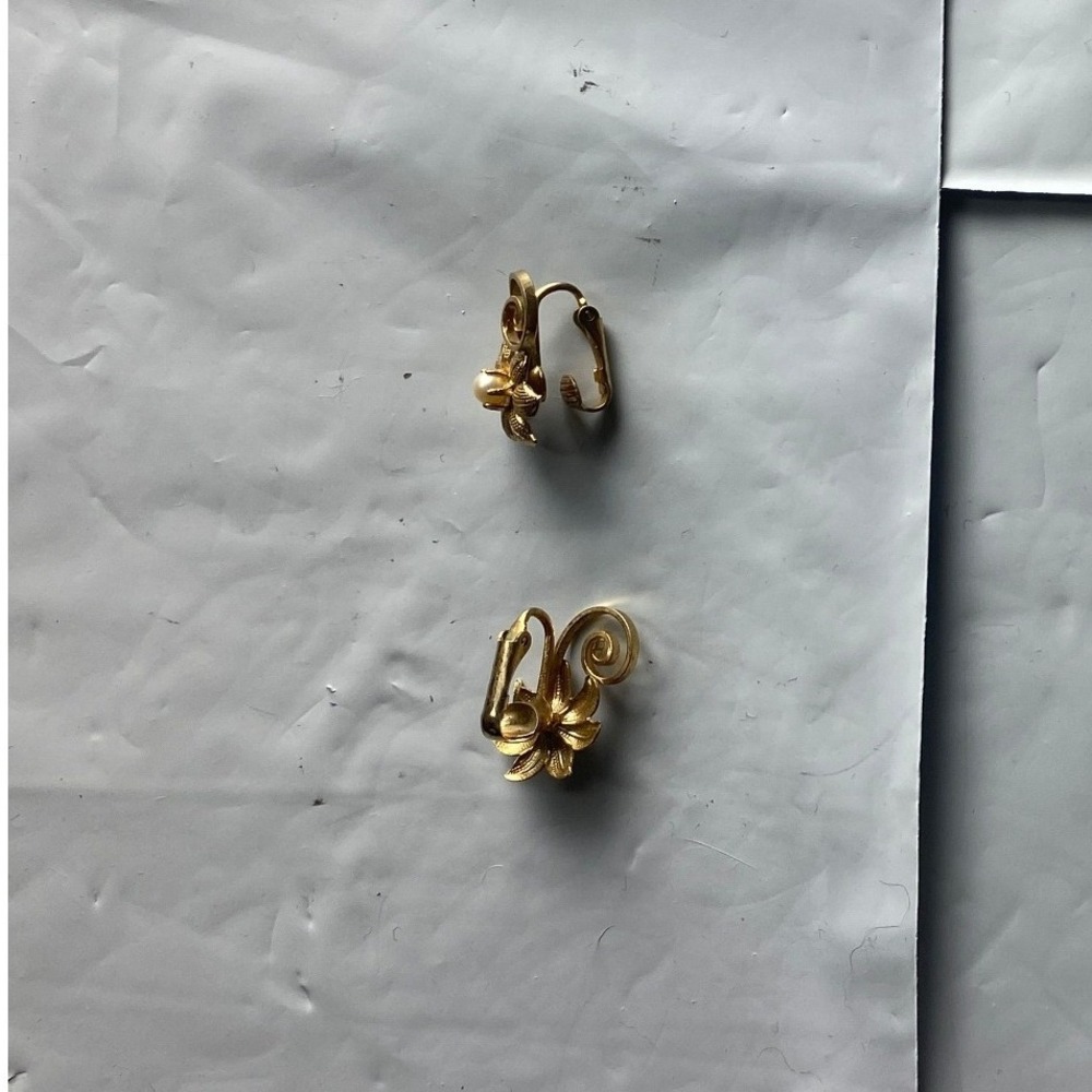 Gold‎ Tone Clip On Earrings Floral Design